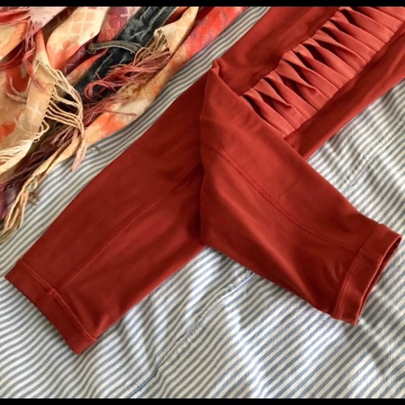 Athleta Salutation Leggings Size S Stash Pocket Twist NEW - Picture 3 of 4